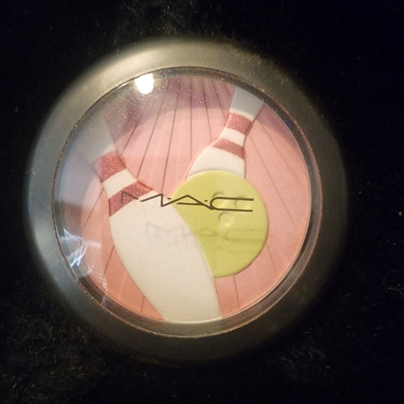 MAC PEARLMATTE FACE POWDER IT'S A STRIKE LIMITED EDITION COLLECTION, TROPHY, NWT - Picture 3 of 4